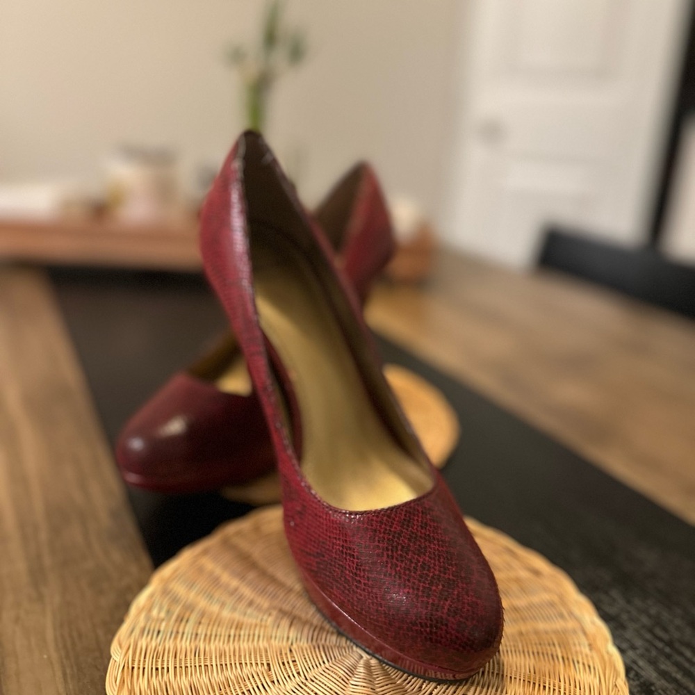 Elegant Red Women's Pumps